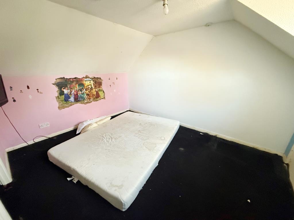 Lot: 78 - HOUSE IN NEED OF IMPROVEMENT - Bedroom two